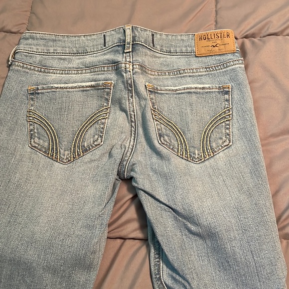 Women’s Hollister Jeans - Picture 3 of 4